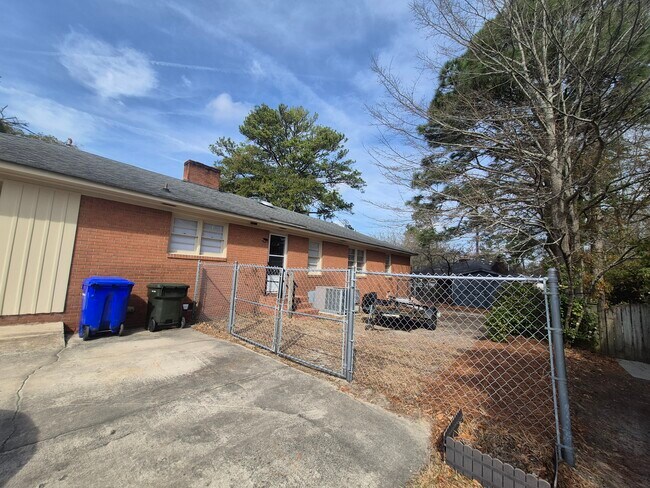 Foto del edificio - 1802 S Elm St