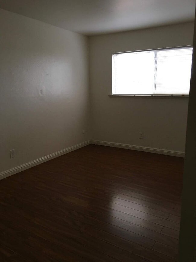 Foto del edificio - Duplex 2Bedrooms, 1Bathroom.