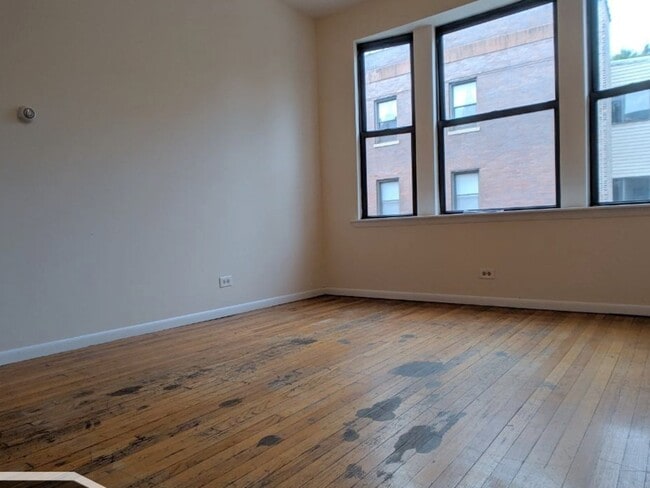 Building Photo - 3147 W Medill Ave