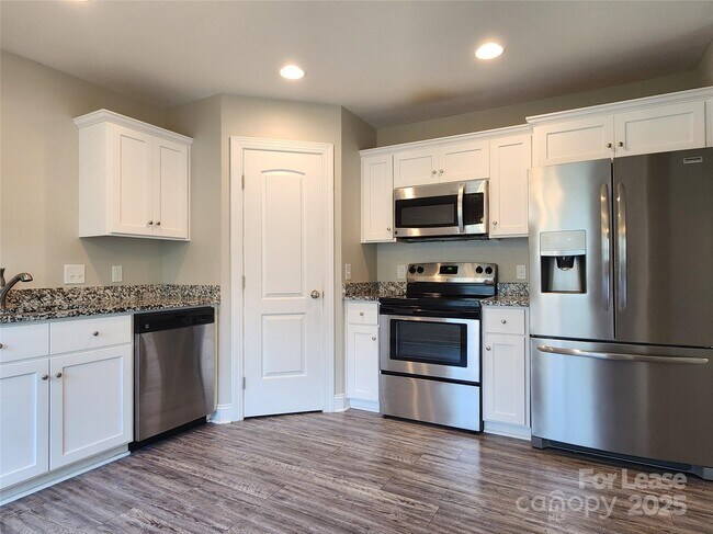 Building Photo - 1556 Kingston Dr