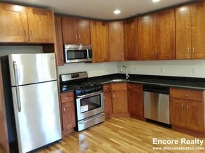 Building Photo - 84 Linden St