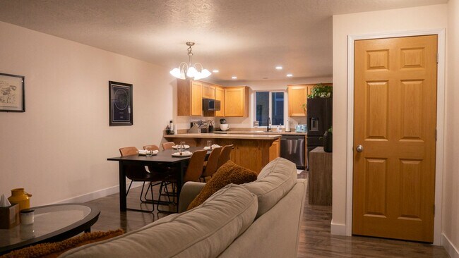 Building Photo - 4-Bedroom Home Located near Hwy 34!