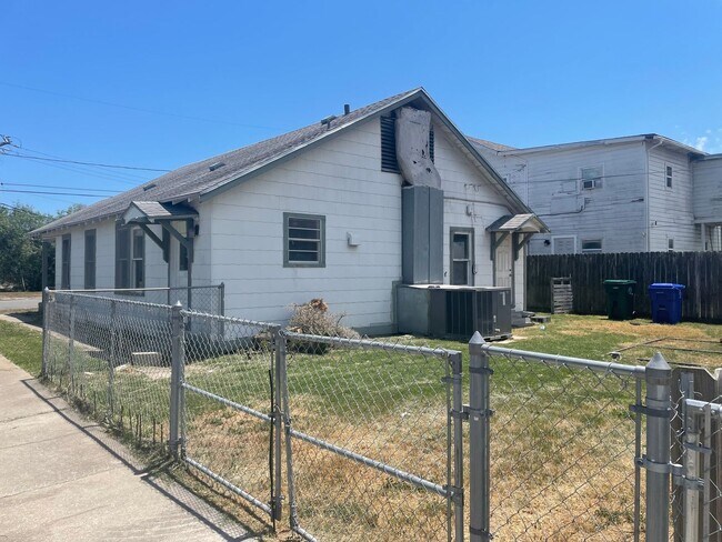 Foto del edificio - Corner Lot Home – Central City - Corpus Ch...