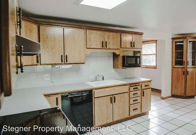 Building Photo - 3 br, 2.5 bath House - 1828 Axial Dr.