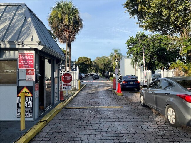 Foto del edificio - 9365 Fontainebleau Blvd