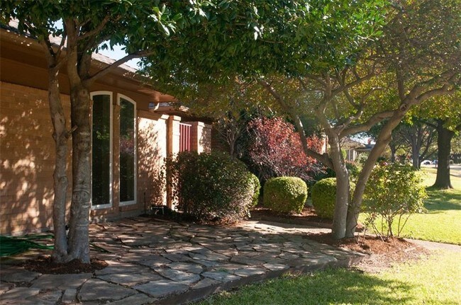 Building Photo - 2205 Red Oak Ln