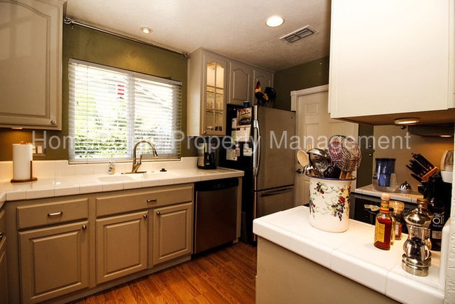 Building Photo - 413 Willow Creek Dr