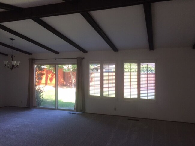 Foto del edificio - BIG PRICE REDUCTION! Dazzling Northgate ar...