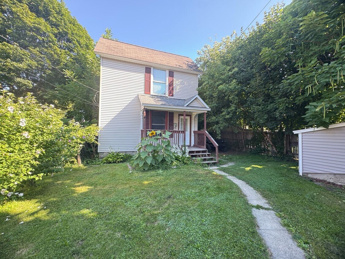 Foto principal - Charming Two-Bedroom Home Awaits!