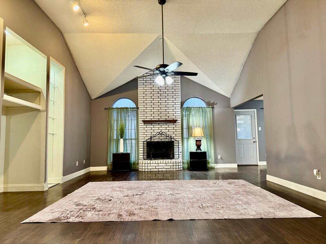 Foto principal - 3758 Oak Meadow Dr