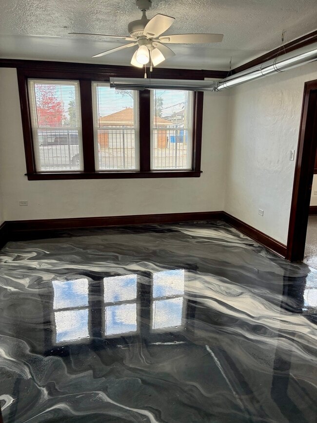 Foto del edificio - 5215 W Potomac Ave