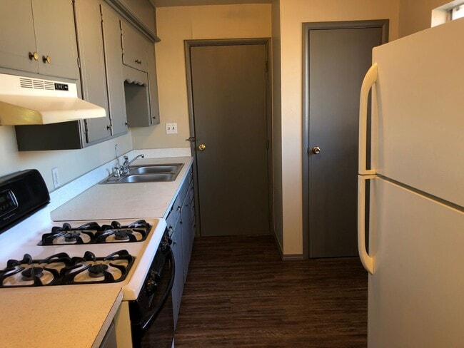 Building Photo - Cute 3-4 bed room, 1 bath home for rent in...