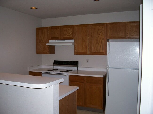 Building Photo - Charming Ground-Level Condo with Scenic Vi...