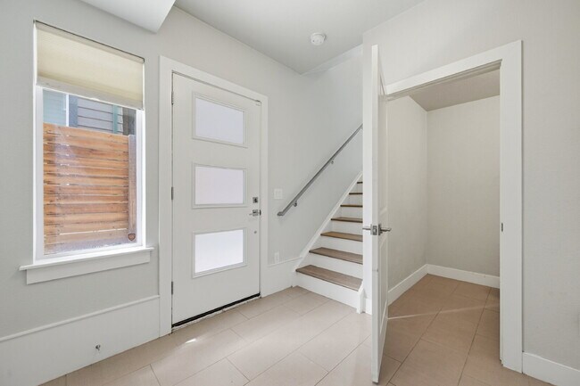 Foto del edificio - $3,540.95 with $300 off the first month's rent, 2 Beds - 4 Bath, Townhouse in Denver with Cozy Fi...