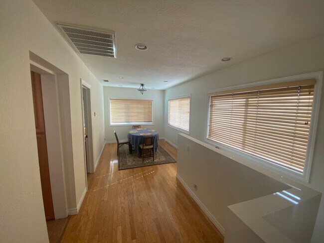 Building Photo - 8656 Oceanview Ave