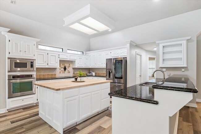 Building Photo - 23818 Pin Oak Dr