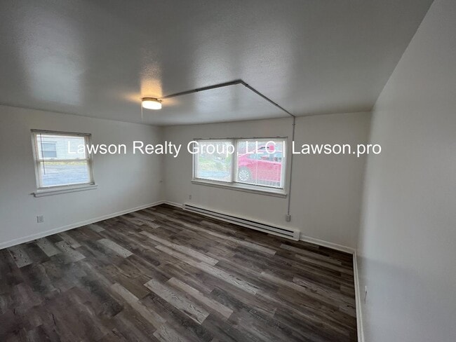 Building Photo - Suburban 743-745