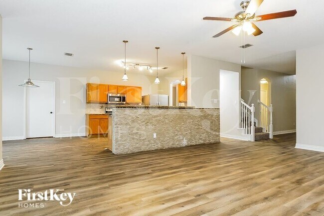 Building Photo - 401 Deer Lake Dr