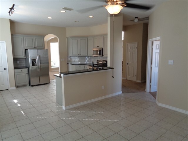 Building Photo - 2902 Saratoga Dr