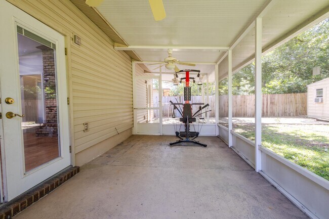 Foto del edificio - 848 Meadow Ln
