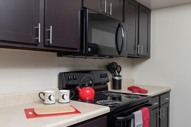 Building Photo - Crescent Centre Apartments & Townhomes