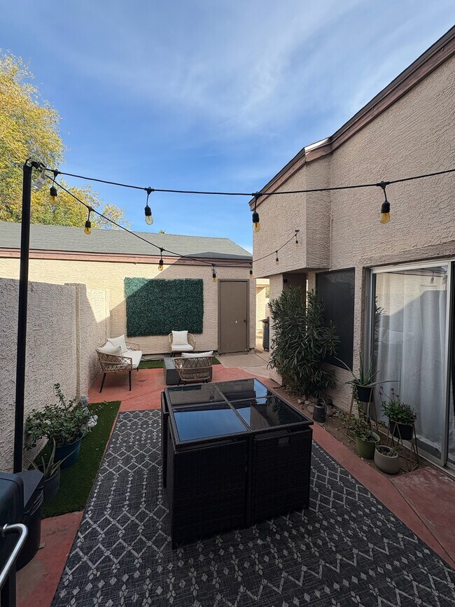 Patio que conecta la cocina y la sala de estar. - 3315 E Kelton Ln