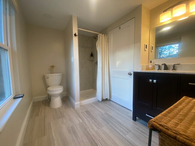 Foto del edificio - 10 Pine Grove Rd