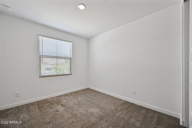 Building Photo - 16551 W Charlotte Dr
