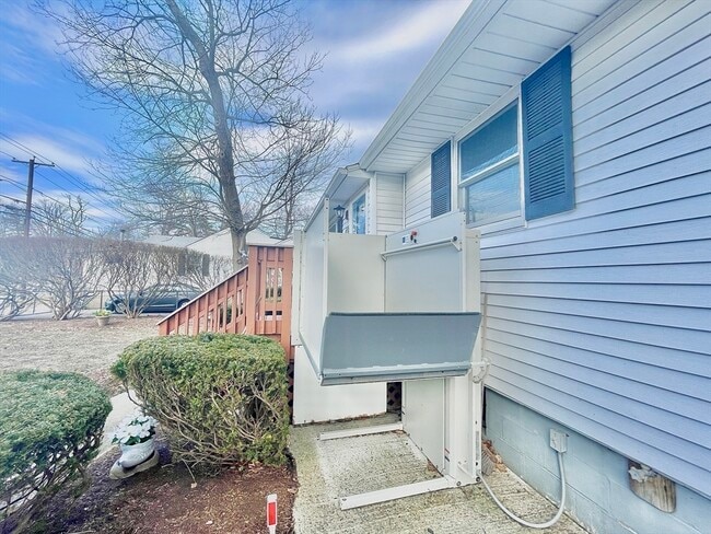 Building Photo - 595 South St