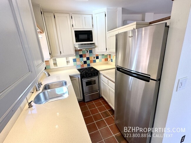 Foto del edificio - Charming 2Bed 2bath In Hollywood Hills