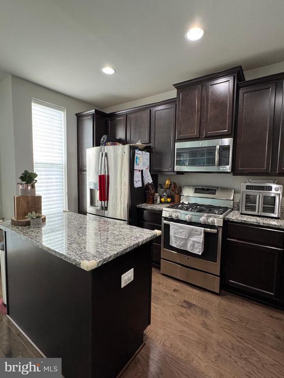 Building Photo - 310 White Oak Way