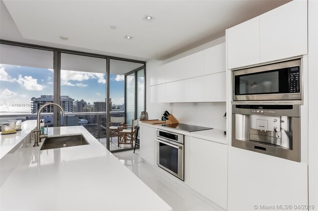 Building Photo - 5875 Collins Ave