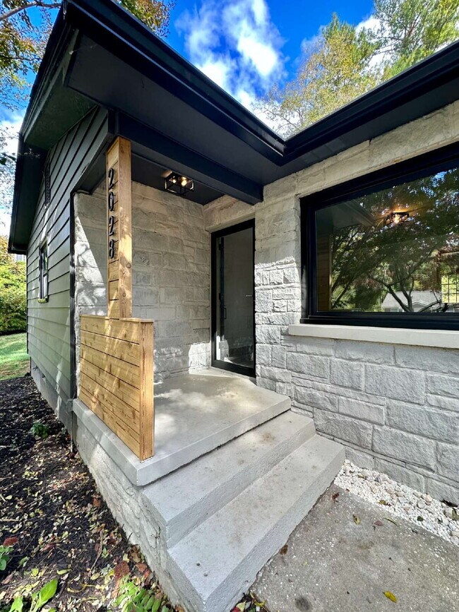 Building Photo - "Charming 2-Bed Gem with Granite Elegance ...