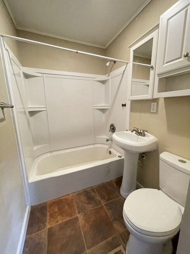 Foto del edificio - 3 bedroom 1 bath house