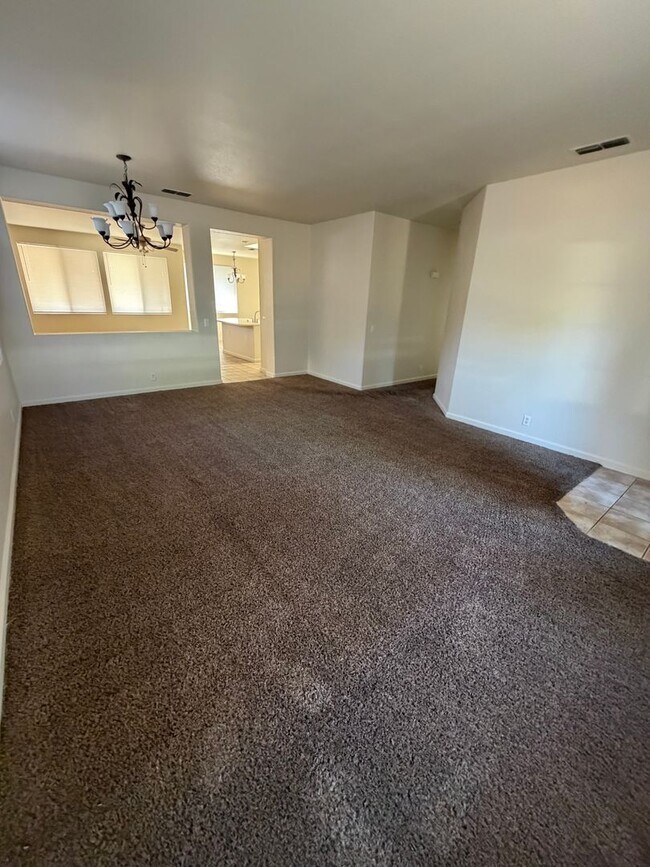 Foto del edificio - 4 bedroom 2 bath house for rent