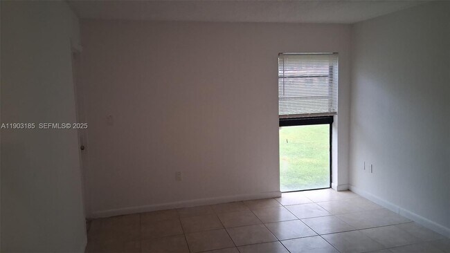 Foto del edificio - 650 NE 149th St