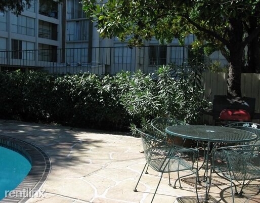 Foto del edificio - 5225 Fleetwood Oaks Ave