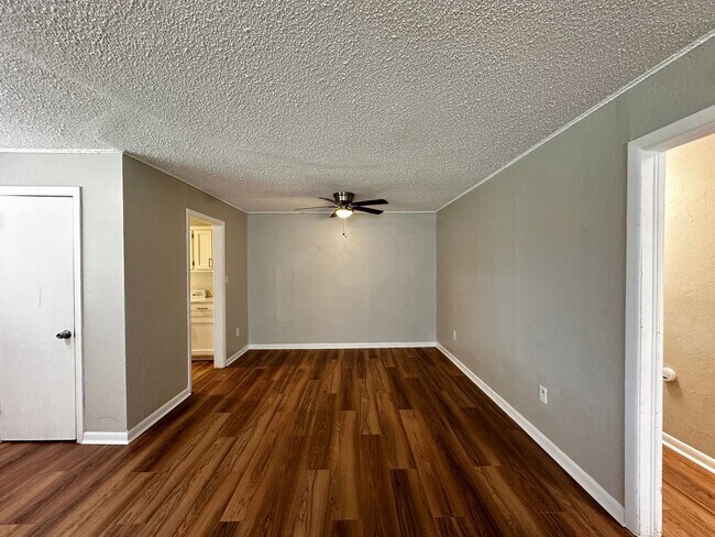 Building Photo - Wascher  Duplex