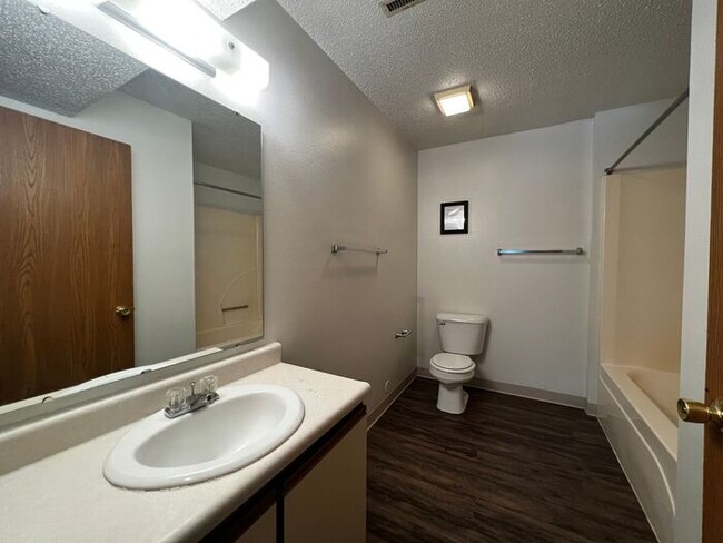 Building Photo - $1,125 | 3 Bedroom, 1 Bathroom Apartment |...