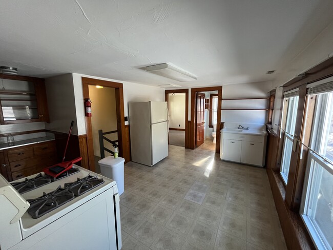 69 D - kitchen - Walnut Street