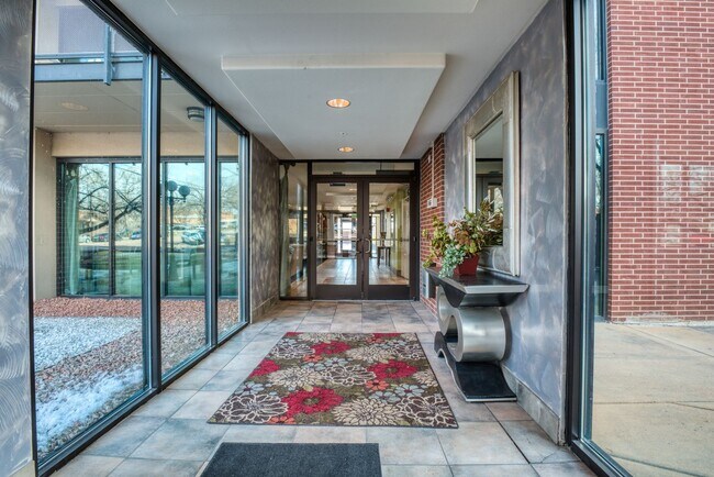 Foto del edificio - Modern 1-bedroom, 2-bathroom high-rise con...