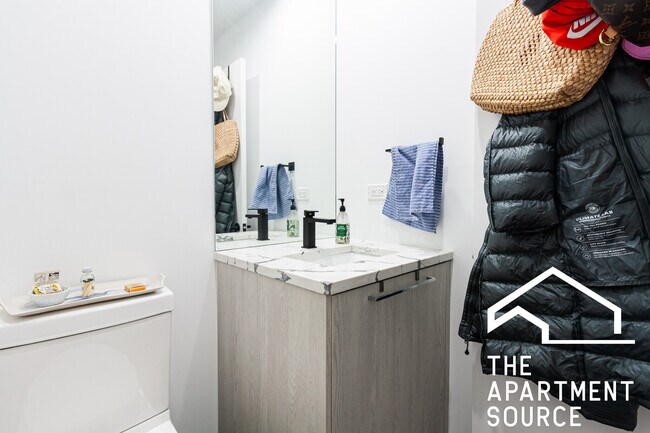 Foto del edificio - 2745 W Division St