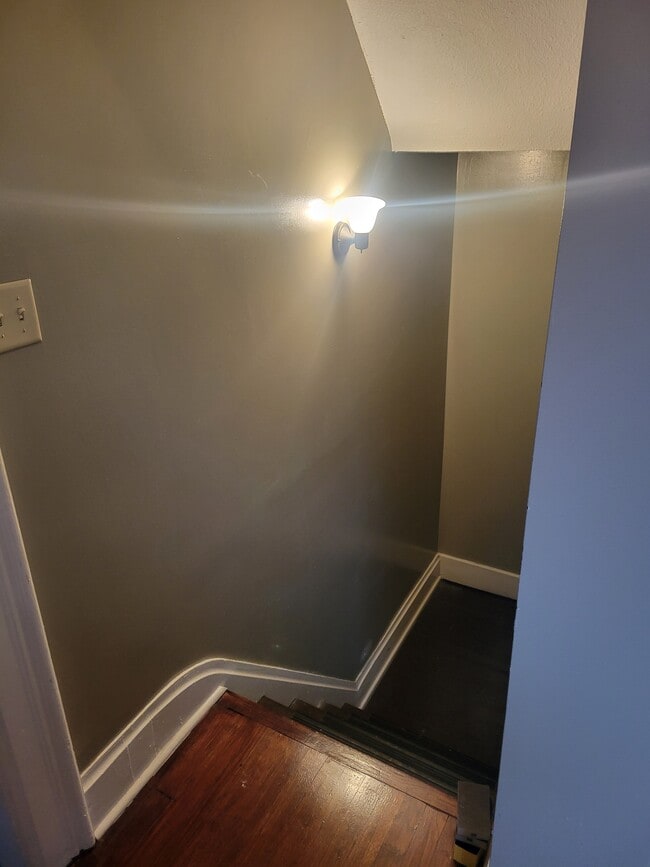 Well lighted entrance - 629 Oak St