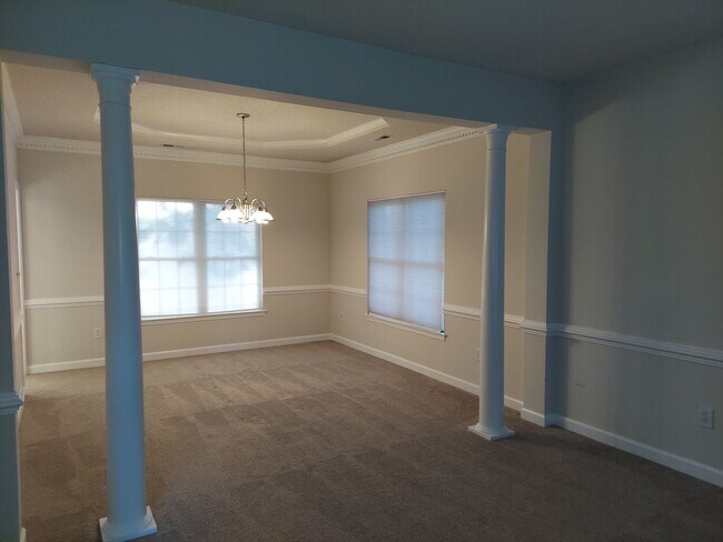 Building Photo - 4 BED 2.5BA SINGLE FAMILY HOME
