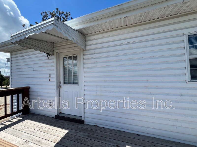 Primary Photo - 649 Arch St