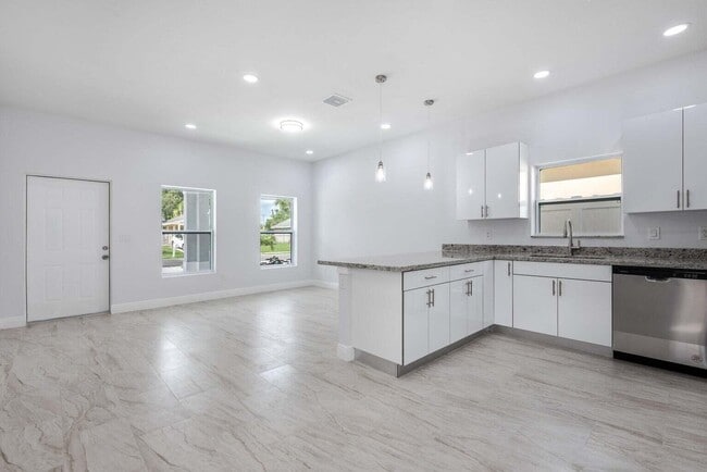 Building Photo - 2831 Saranac Ave