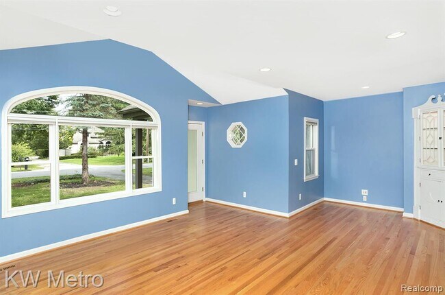 Building Photo - 670 Trinway Rd