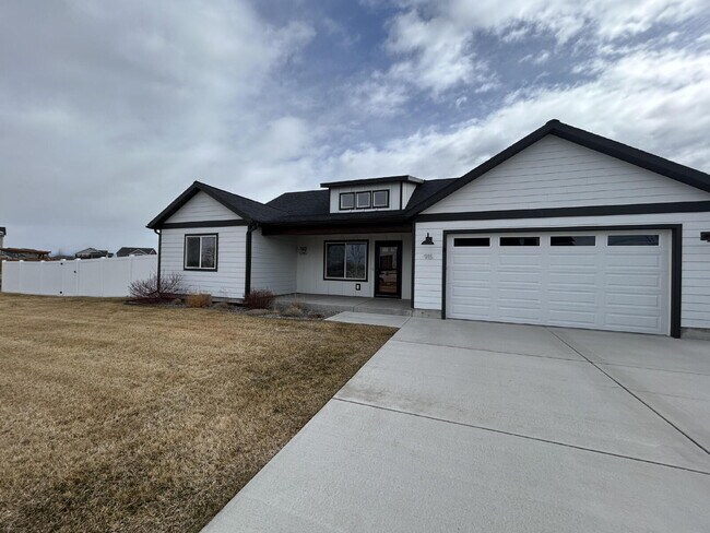 Foto del edificio - Luxury 4 Bed / 2 Bath Home on .84 Acres – 3 Car Garage – RV Parking