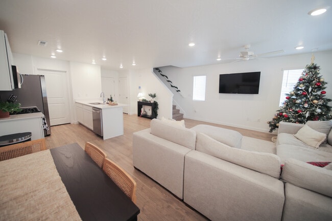 Building Photo - 1737 S Devils Garden Ln