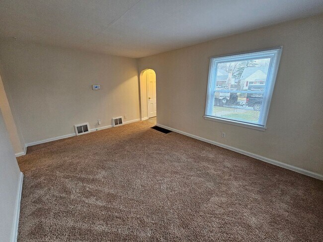 Building Photo - 3 bed, 1 bath, many ammenitites.